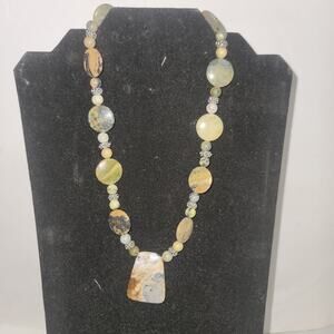 Vintage Green stone bead Necklace Costume Jewelry Fashion Icon BE DIFFERENT